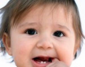 Как пережить появление первых зубов у ребёнка