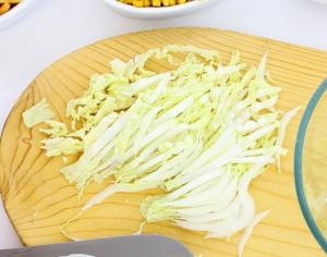 Рецепт: Салат с сухариками и кукурузой Для его исполнения необходимы