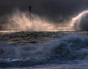 К чему снится шторм на море: значение волн и бури по соннику